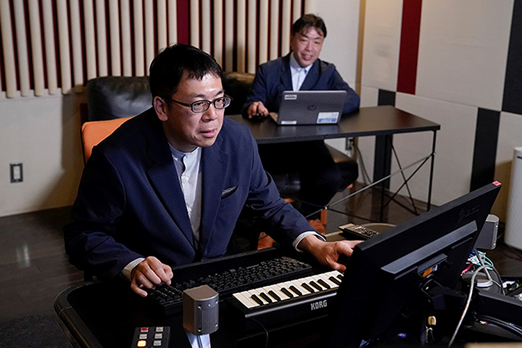 Minamo Takahashi (izq.) de Bandai Namco y Hiroyuki Suzuki (derecha) de Nissan colaboraron para desarrollar sonidos en el automóvil.