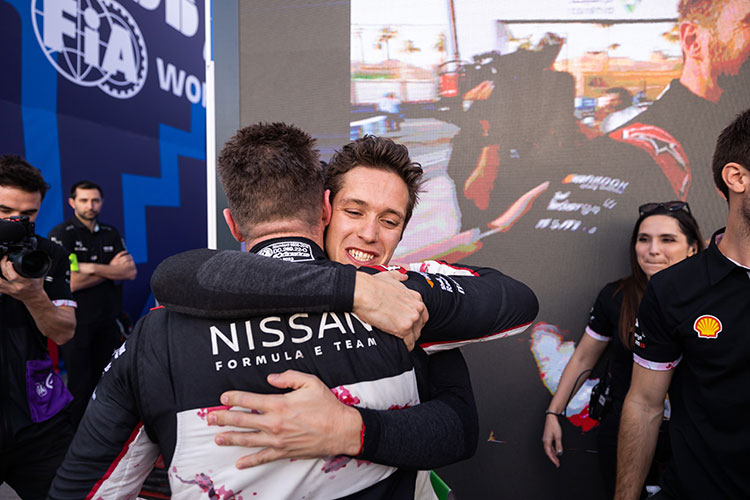 Los pilotos del equipo de Nissan Fórmula E se abrazan y celebran juntos.
