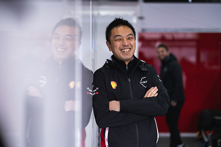 Tadashi Nishikawa mirando a cámara, sonriendo