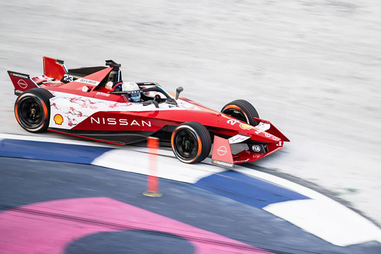 Auto eléctrico del equipo de Nissan de Fórmula E, color rojo con sakuras japoneses.