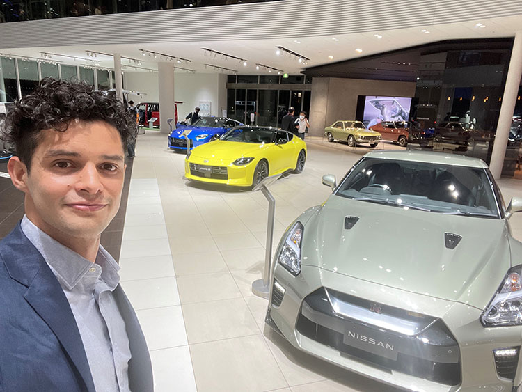Santiago Weihmüller  haciendo una selfie con vehículos Nissan